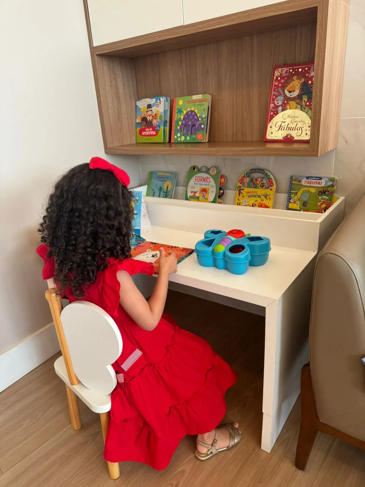 Criança utilizando o espaço infantil da clínica